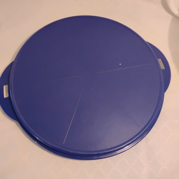 Tupperware Cake/Egg Taker - Picture 4 of 10